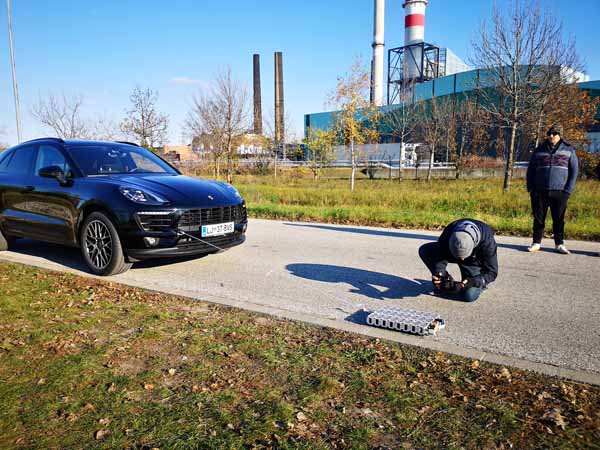 Towing a Porsche Macan with LEGO® and BuWizz